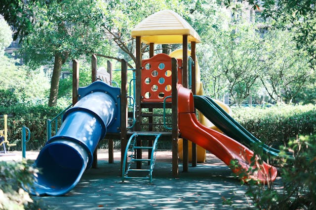 pexels-joanie-xie-1306424600-29606685 childrens-swings-in-a-park
